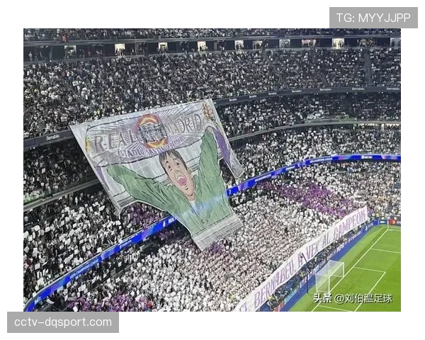 国家德比赛前，伯纳乌球场展示欧冠奖杯复制品激励球队