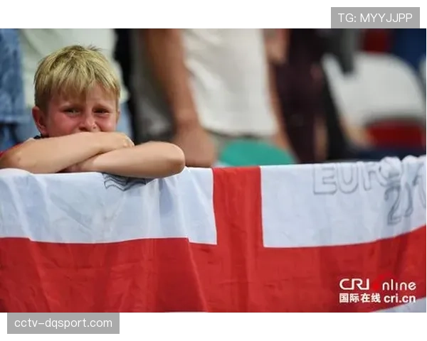 小球迷冲入场内与偶像维尼修斯击掌，随后被安保带离